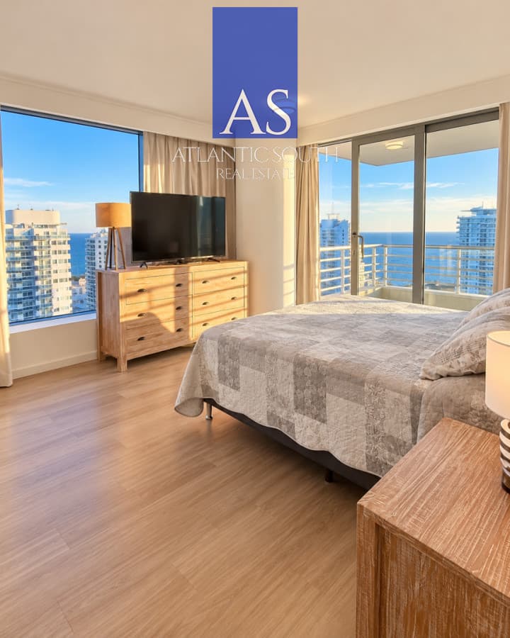 Penthouse de 3 dormitorios con vista directa al mar en Playa Mansa, Punta del Este