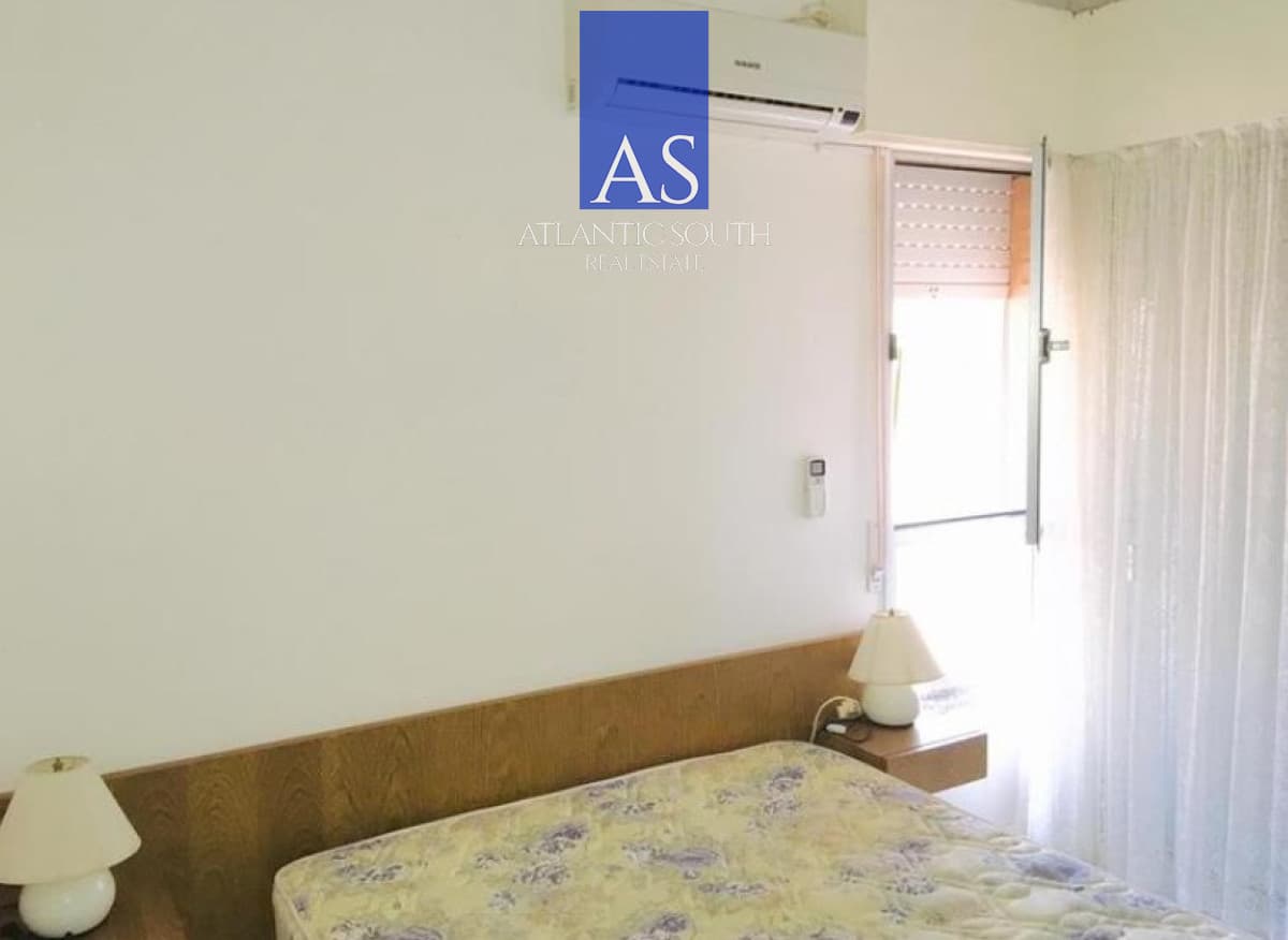 Apartamento de 3 dormitorios con parrillero y estufa a leña , Playa Mansa.