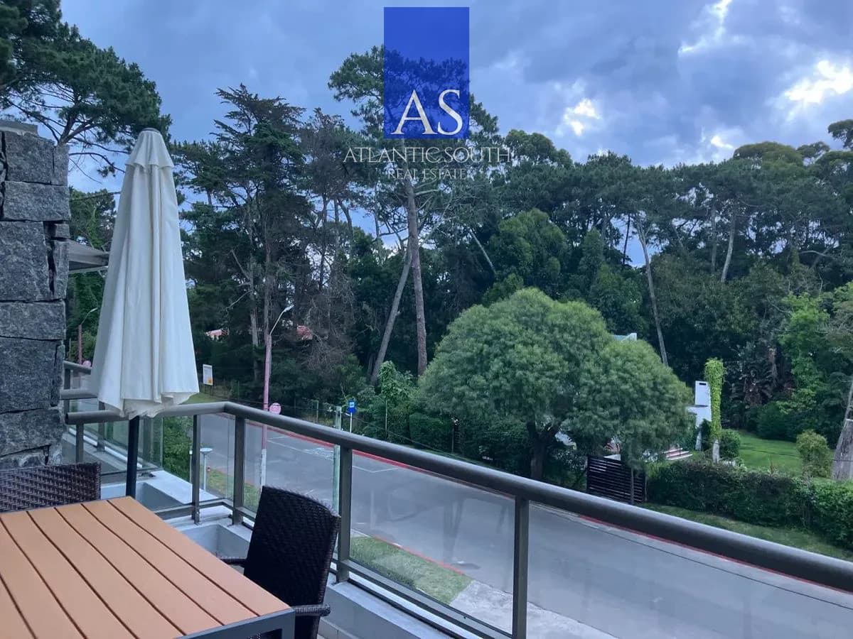 Apartamento en alquiler temporal con terraza y parrilla propia en Punta del Este