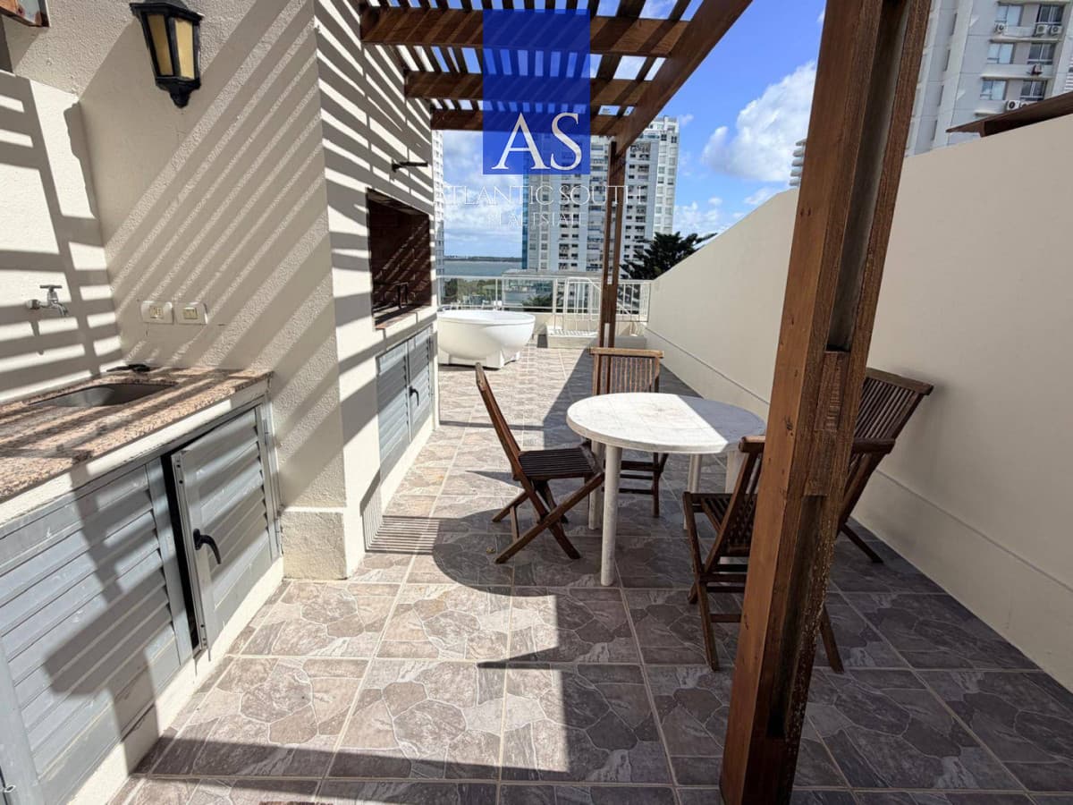 Penthouse monoambiente con terraza propia y vista al mar en playa mansa