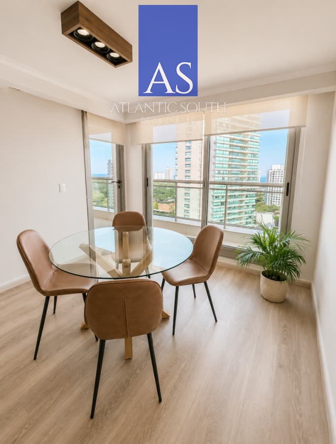 Piso Alto Esquinero en Place Lafayette con Vista al Mar y la Península