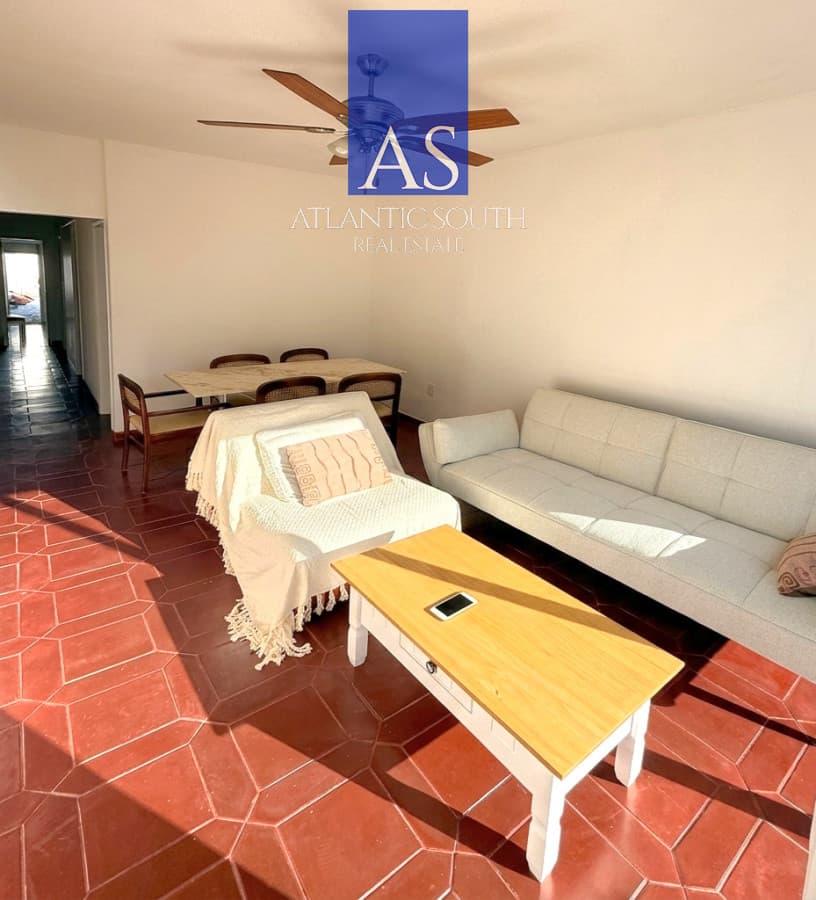 Apartamento de 2 dormitorios, patio con barbacoa y cochera techada en Punta del Este