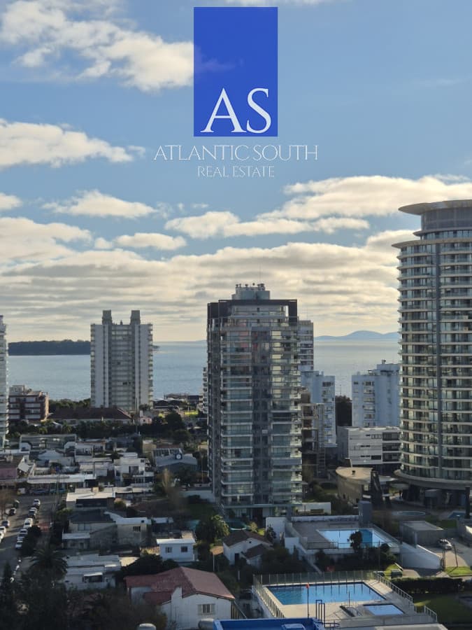 Apartamento de 2 dormitorios piso alto en Torre moderna con privilegiada ubicación espectacular vistas abiertas hacia todo Punta del Este.