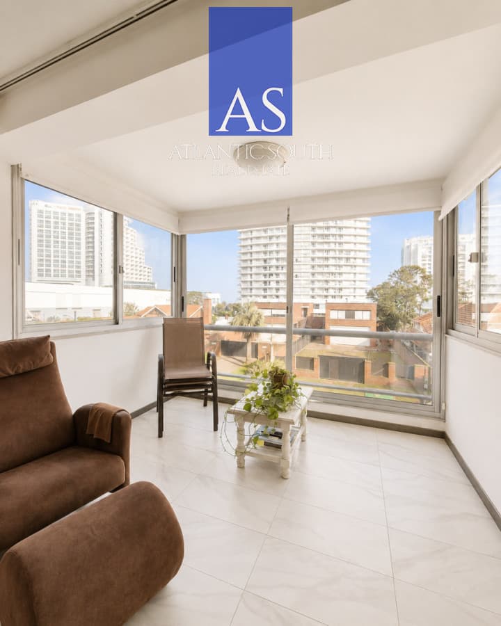 Apartamento de 2 Dormitorios terraza cochera Playa Mansa Punta del Este