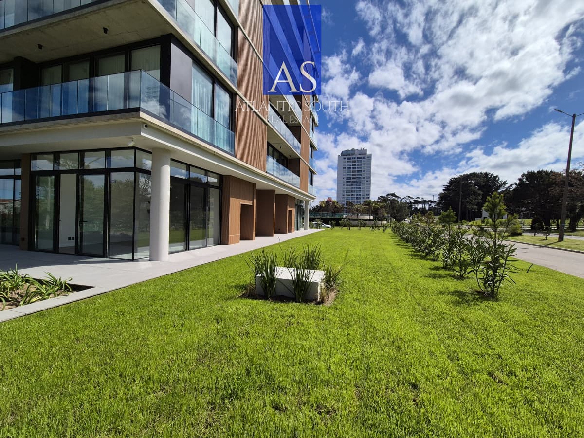 Apartamento tipo casa de 2 dormitorios a estrenar con gran terraza y jardín Playa Mansa Punta del Este