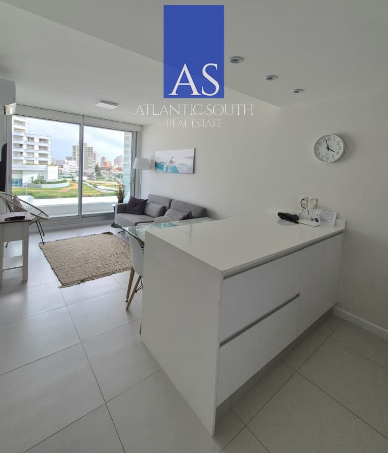 Apartamento a estrenar amoblado piso alto 1 dormitorio frente a Enjoy vista al mar terraza y garage Playa Mansa Punta del Este