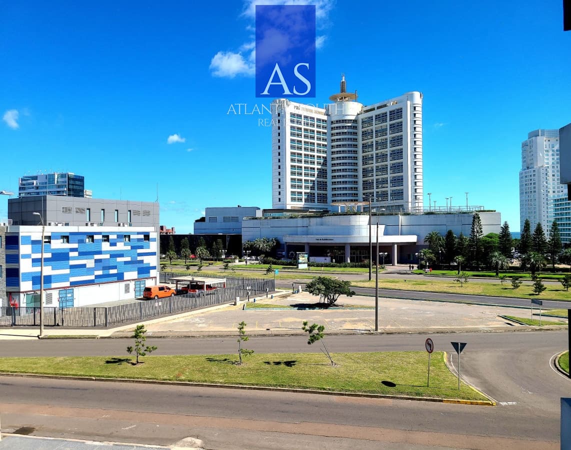 Apartamento de 3 dormitorios 2 baños cochera en Playa Mansa