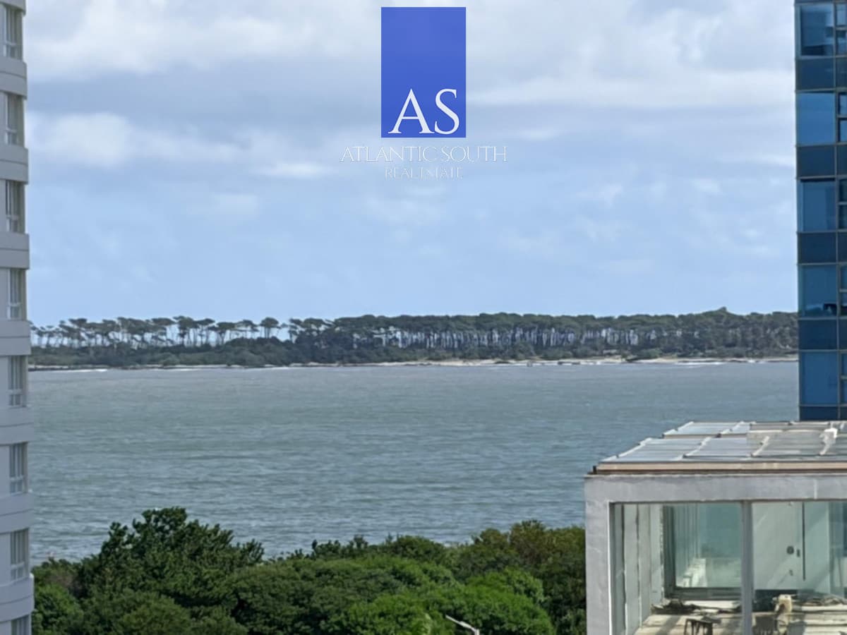 Penthouse monoambiente con terraza propia y vista al mar en playa mansa