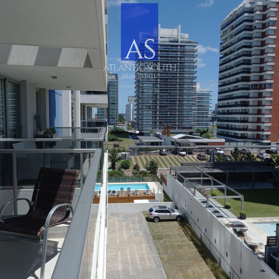 Apartamento 2 dormitorios a pasos del mar en excelente torre Playa BRava Punta del Este