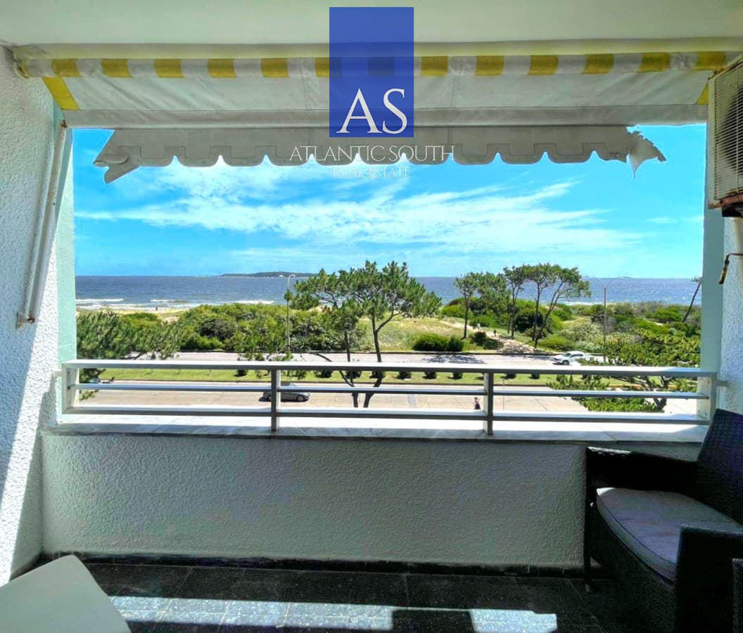 Loft monoambiente reciclado frente al mar con terraza y cochera Playa Mansa Punta del Este