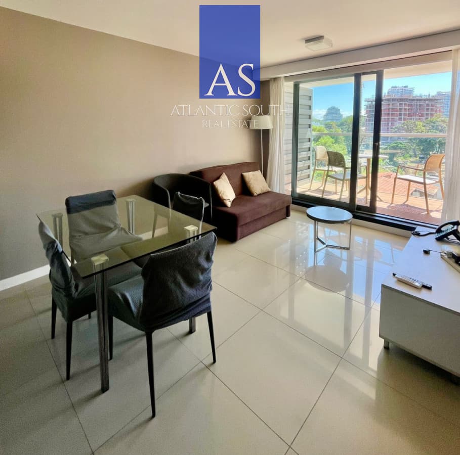 Oportunidad 1 dormitorio y medio con vista, balcón y servicios en Aidy Grill Punta del Este