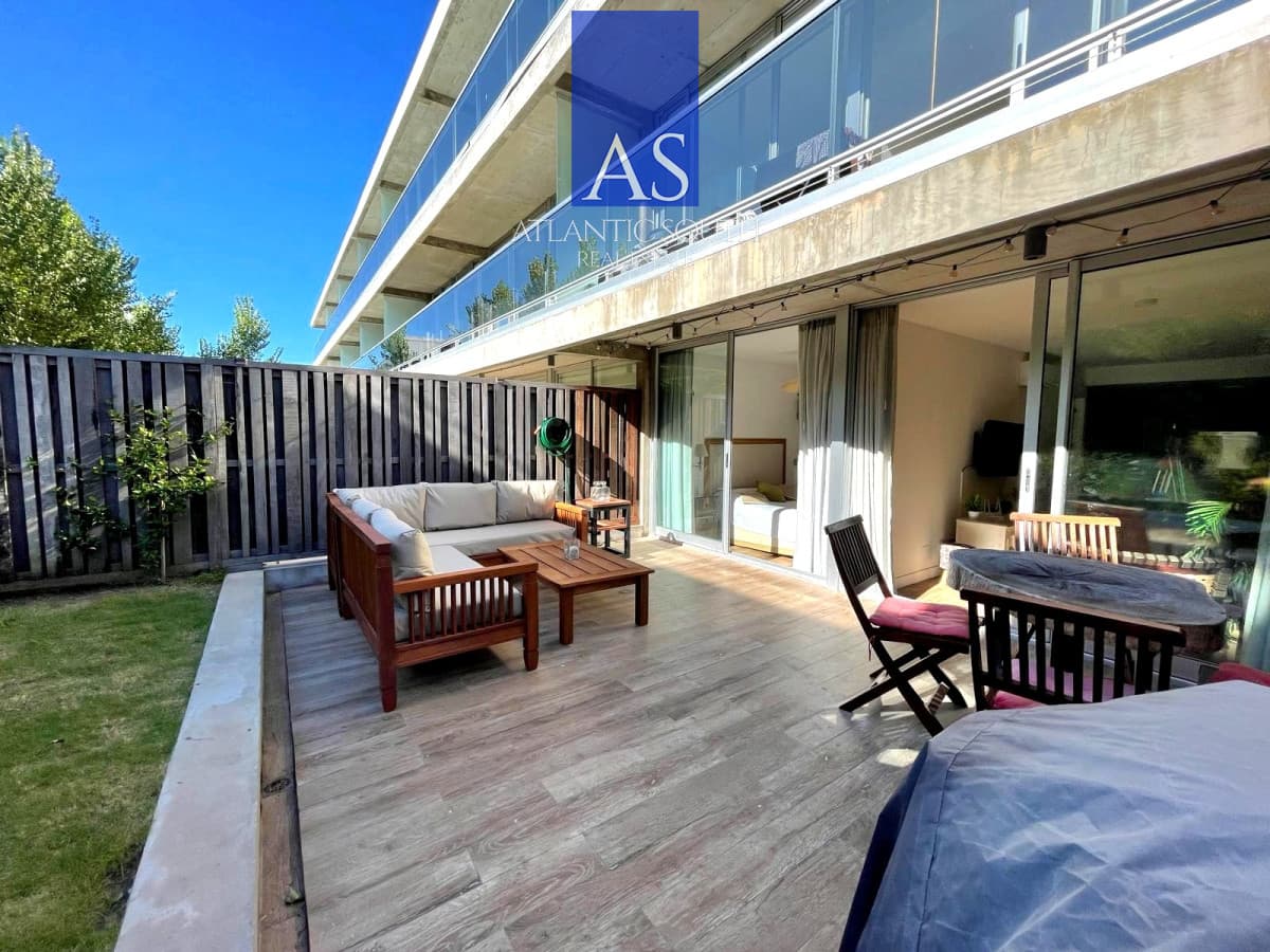 Apartamento a estrenar con patio jardín en Península piscina climatizada Punta del Este