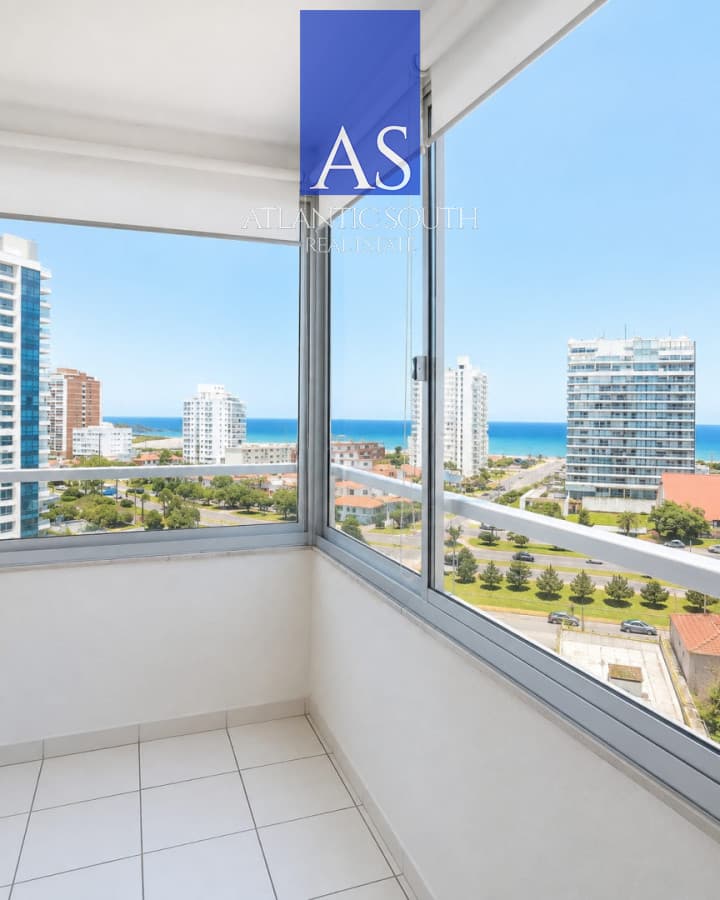 Apartamento de 2 dormitorios con parrillero propio y vista al mar en Punta del Este