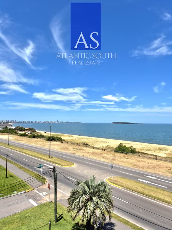 Penthouse apartamento 2 dormitorios frente al mar con azotea de uso exclusivo garage primera línea Playa Mansa Pinares Punta del Este