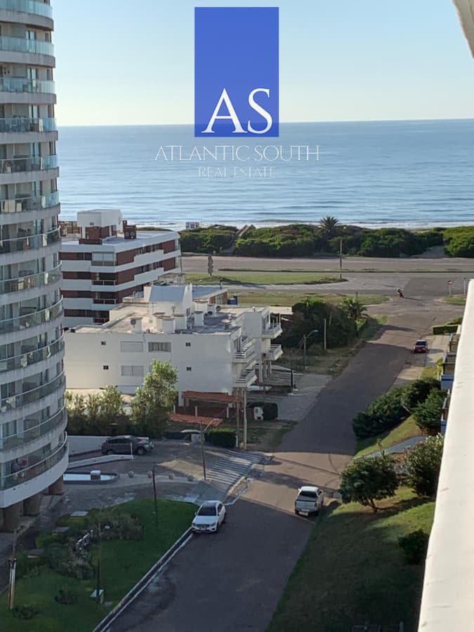 Apartamento 2 domritorios moderno en piso alto con excelentes servicios Playa Brava Punta del Este
