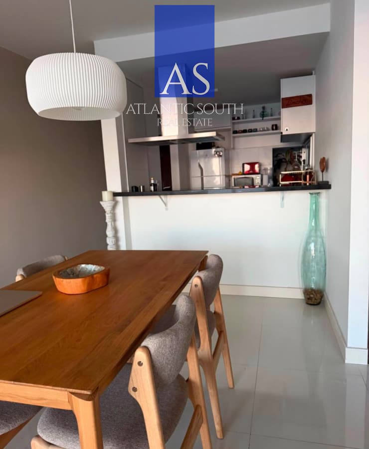 Apartamento moderno con vista al mar de 2 dormitorios primera línea Playa Mansa con servicios