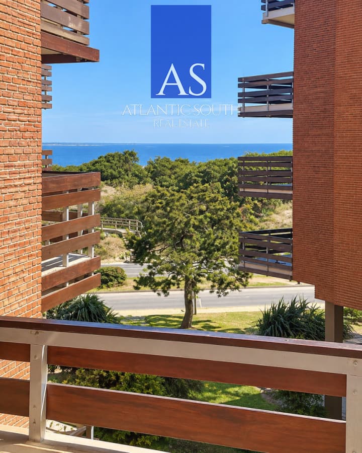 Apartamento 2 dormitorios frente al mar reciclado terraza y garage gastos bajos Playa Mansa Punta del Este