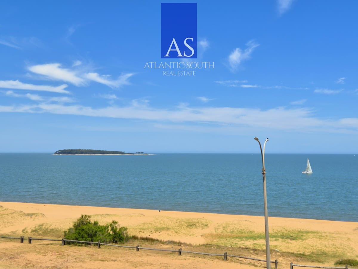 Penthouse apartamento 2 dormitorios frente al mar con azotea de uso exclusivo garage primera línea Playa Mansa Pinares Punta del Este