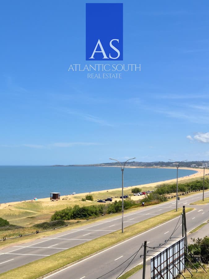 Penthouse apartamento 2 dormitorios frente al mar con azotea de uso exclusivo garage primera línea Playa Mansa Pinares Punta del Este