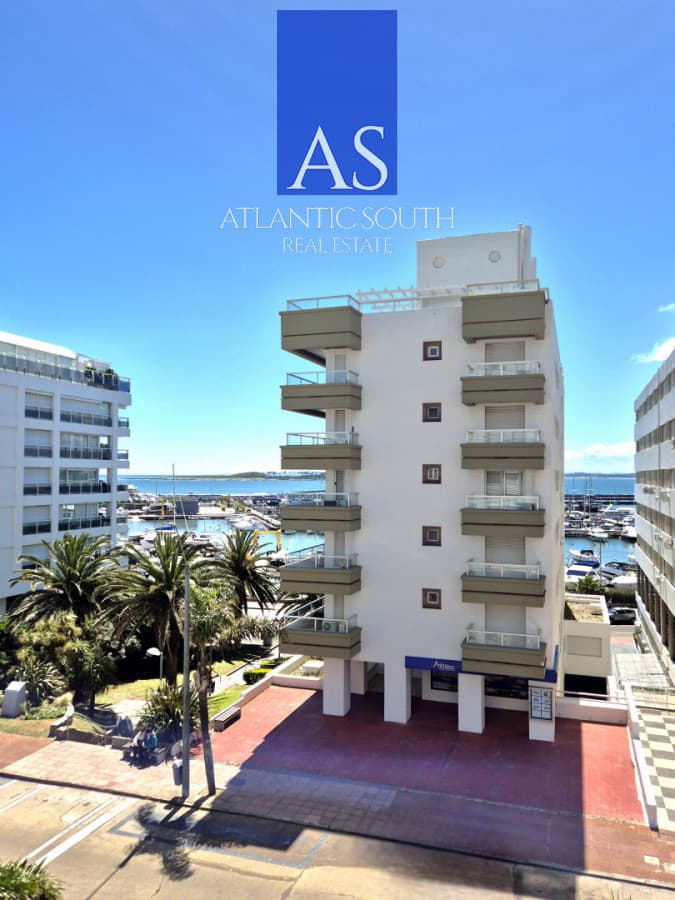 Apartamento 2 dormitorios con vista parcial al mar a metros del Puerto Punta del Este