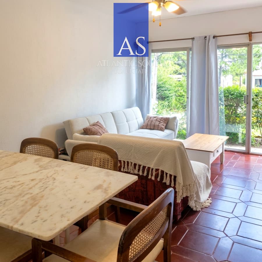 Apartamento de 2 dormitorios, patio con barbacoa y cochera techada en Punta del Este