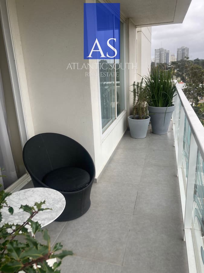 Apartamento en torre reconocida piso alto 2 dormitorios luminoso y moderno excelentes servicios Punta del Este