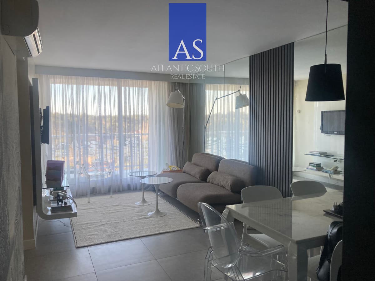 Apartamento en torre reconocida piso alto 2 dormitorios luminoso y moderno excelentes servicios Punta del Este