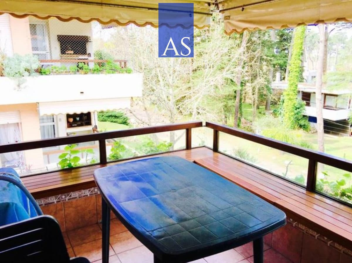 Apartamento de 3 dormitorios con parrillero y estufa a leña , Playa Mansa.