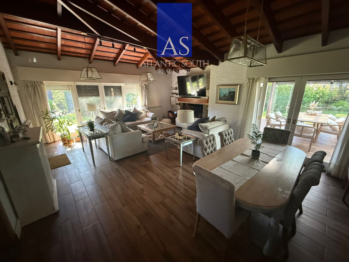 Casa de 4 dormitorios con piscina climatizada y barbacoa, sobre 1.250 m² de terreno en Punta del Este