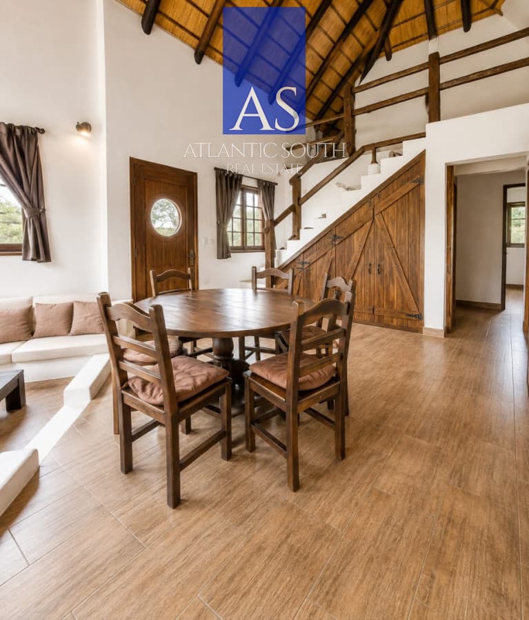 Casa de 3 dormitorios + dos apartamentos gran terreno Pinares , Punta del Este