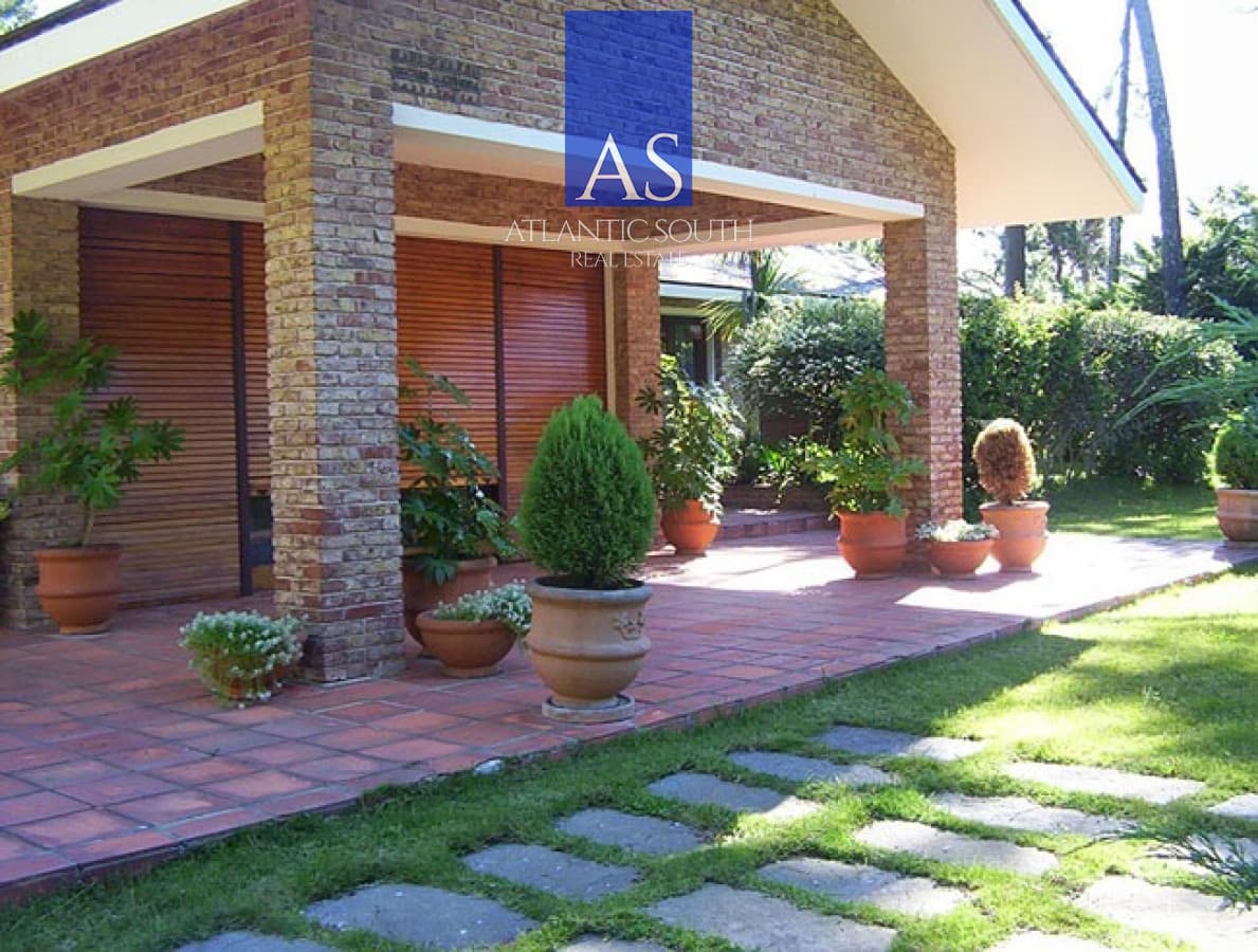 Casa de 5 dormitorios excelente zona a metros de Playa Mansa, Punta del Este.