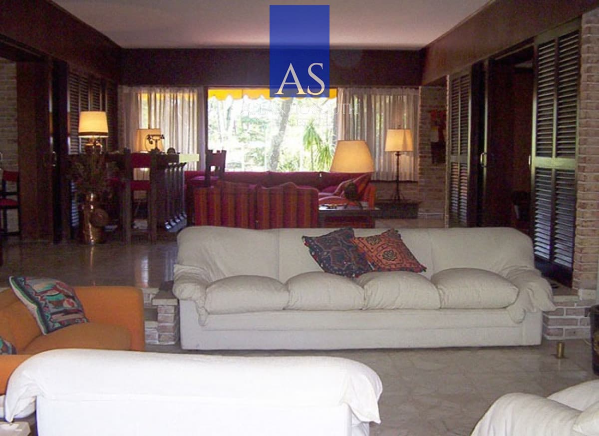 Casa de 5 dormitorios excelente zona a metros de Playa Mansa, Punta del Este.