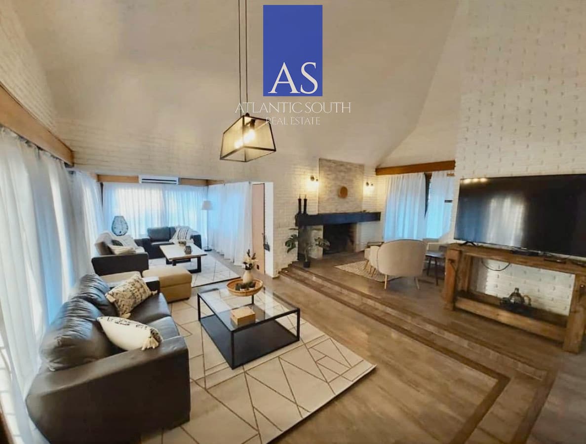 Casa de 4 dormitorios con piscina climatizada y dependencia en barrio Marly