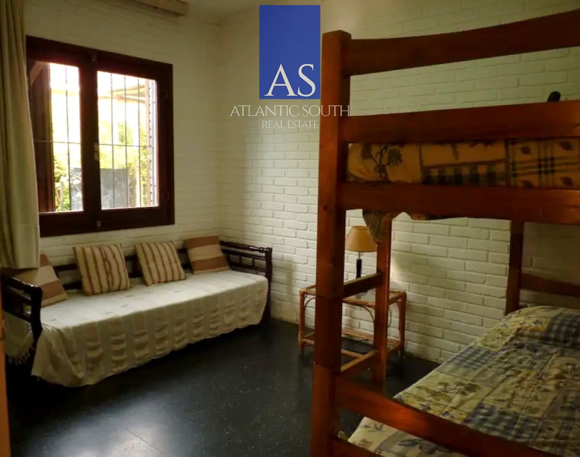 Casa 3 dormitorios construcción tradicional con piscina Playa Mansa Punta del Este