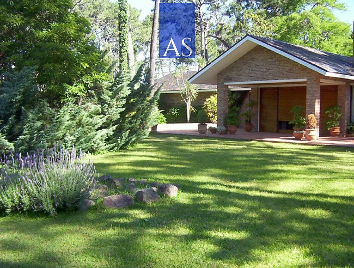 Casa de 5 dormitorios excelente zona a metros de Playa Mansa, Punta del Este.