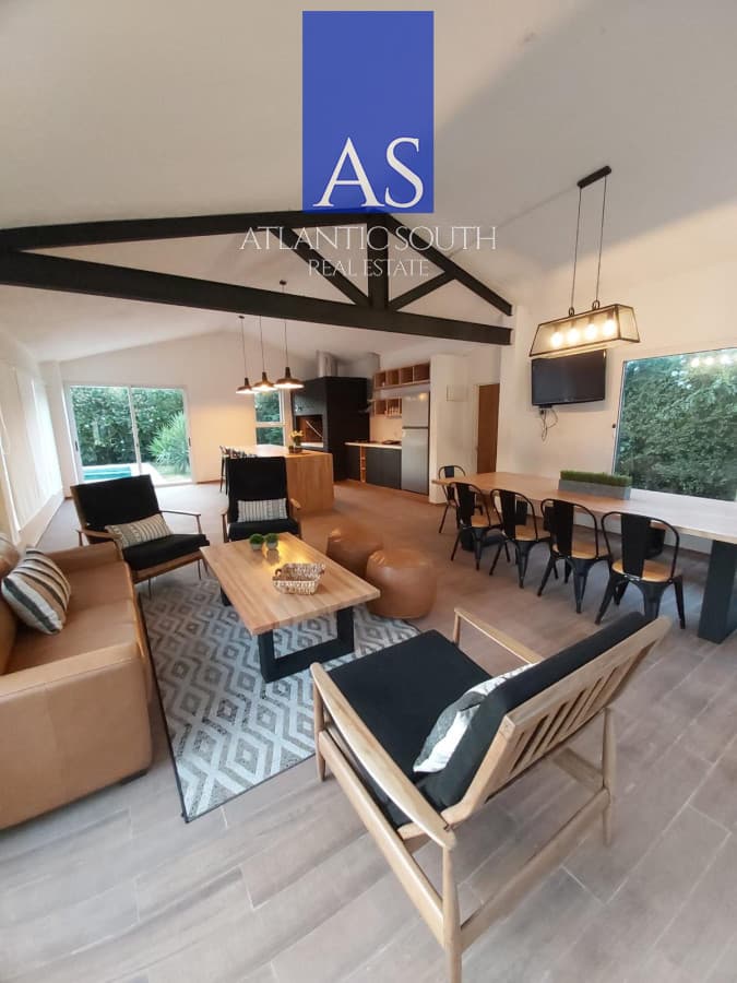 Casa de 4 dormitorios con piscina climatizada y dependencia en barrio Marly