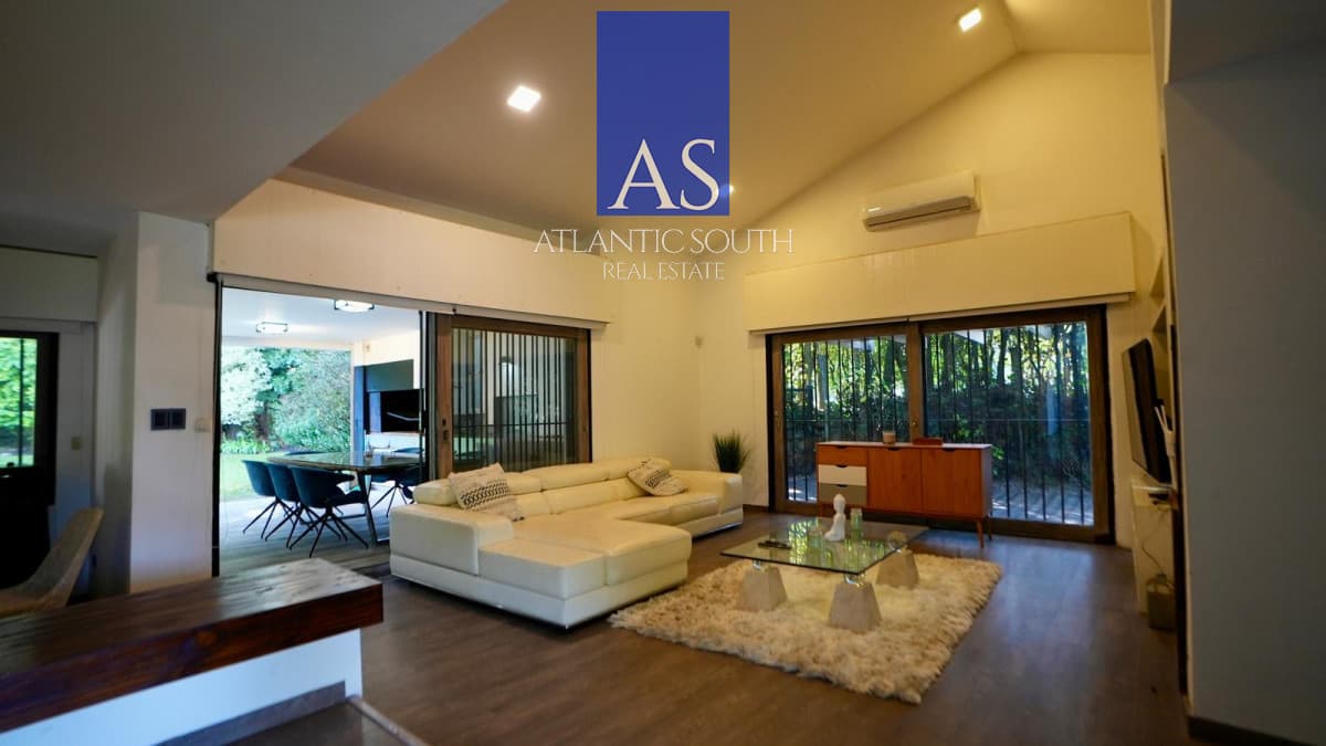 Casa de 4 dormitorios con piscina y jacuzzi en Playa Mansa