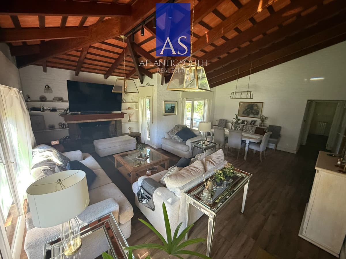 Casa de 4 dormitorios con piscina climatizada y barbacoa, sobre 1.250 m² de terreno en Punta del Este