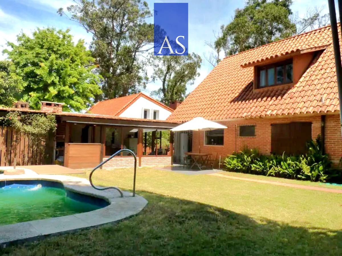 Casa 3 dormitorios construcción tradicional con piscina Playa Mansa Punta del Este