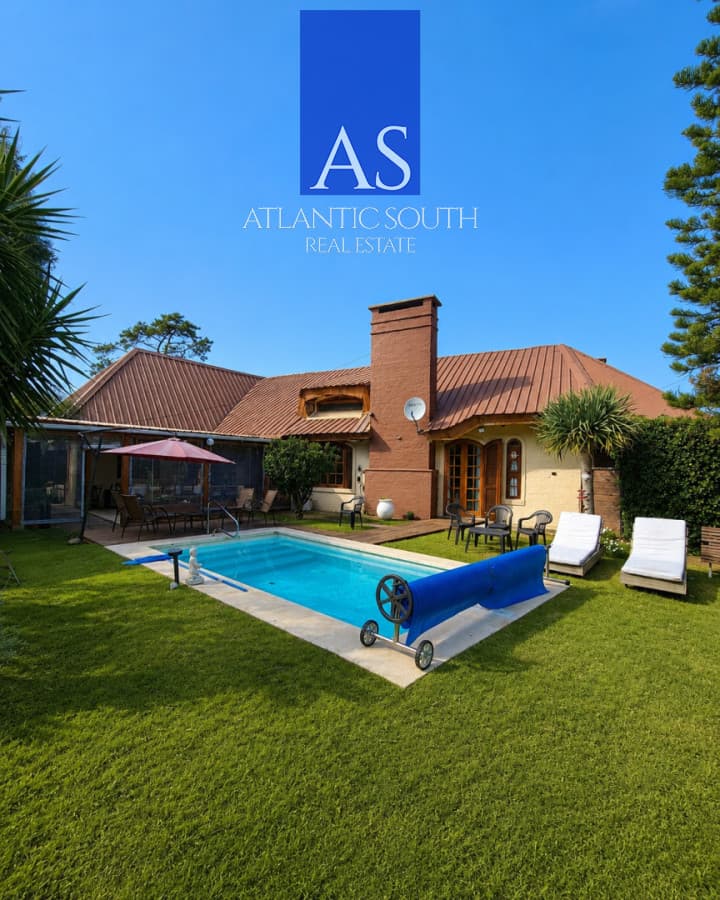 Casa con dos unidades independientes + dependencia de servicio, gran jardín y piscina climatizada  Punta del Este