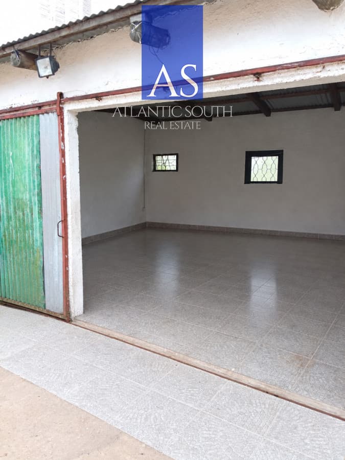 Propiedad en esquina con local comercial, vivienda y galpones en Maldonado