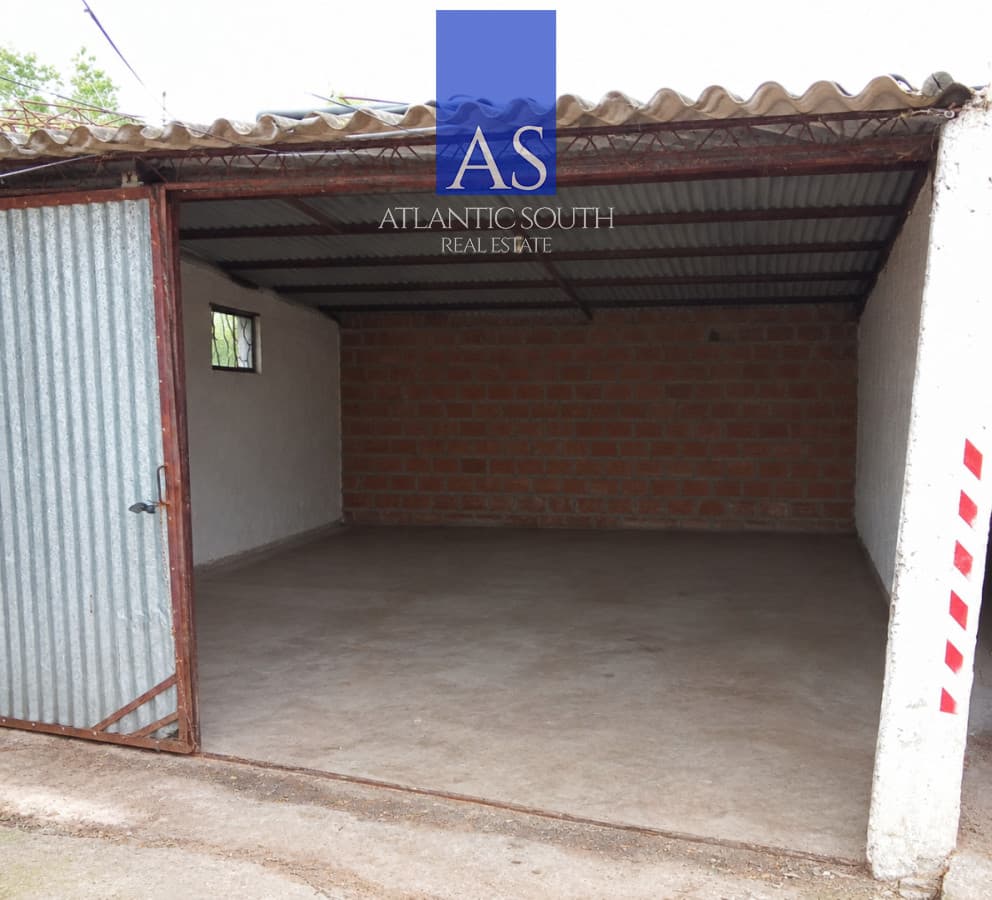 Propiedad en esquina con local comercial, vivienda y galpones en Maldonado
