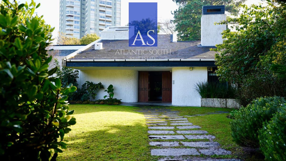 Casa de 4 dormitorios con piscina y jacuzzi en Playa Mansa
