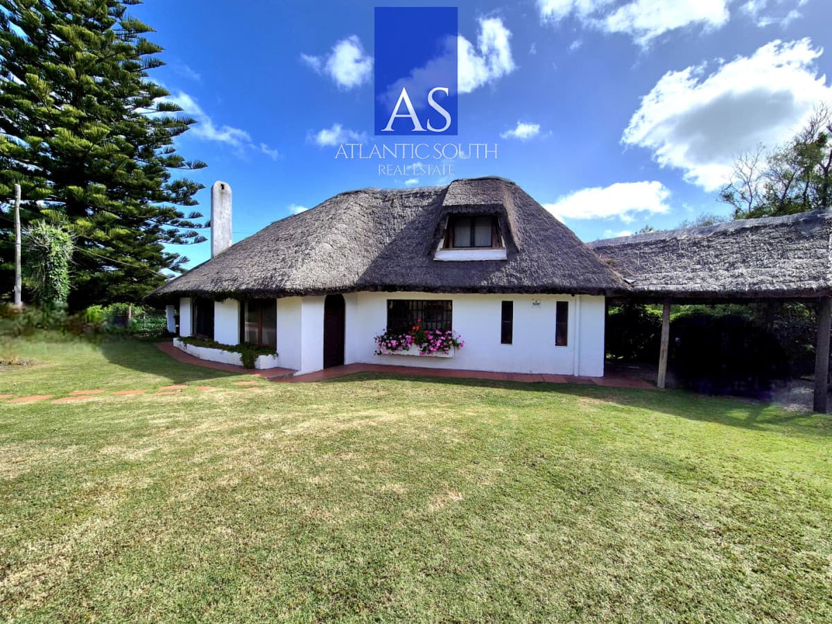 Casa 4 dormitorios a media cuadra del mar con piscina y jardín Pinares Playa Mansa