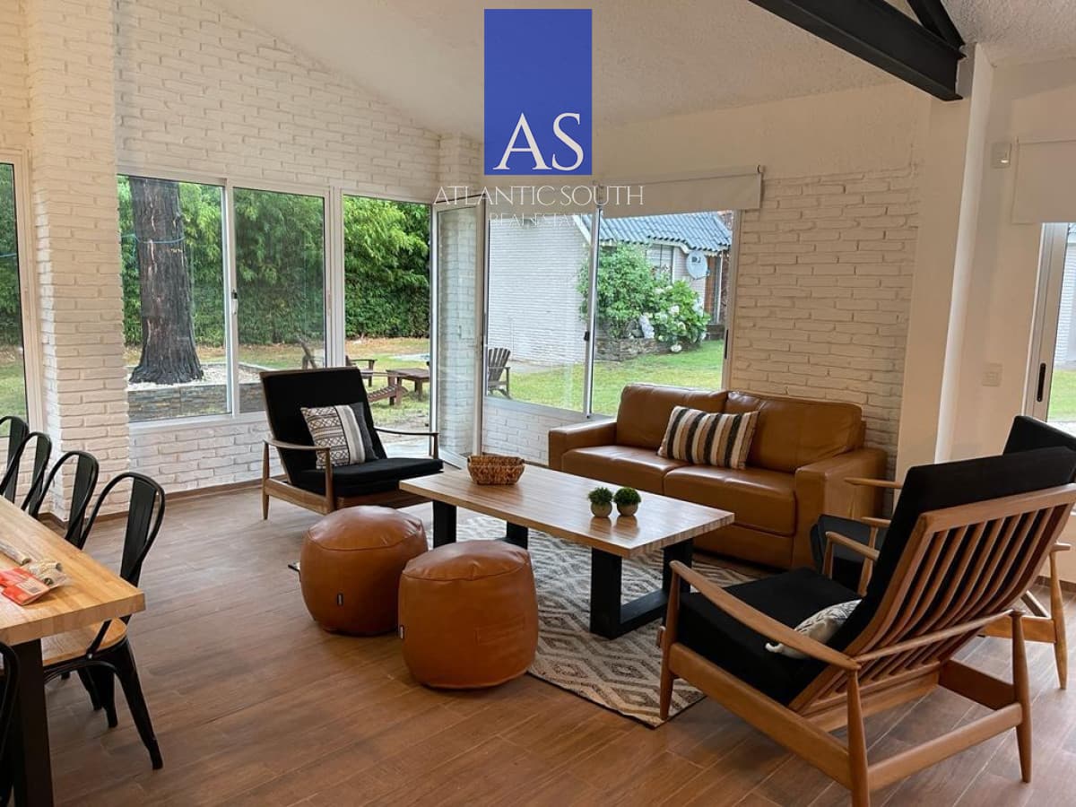 Casa de 4 dormitorios con piscina climatizada y dependencia en barrio Marly