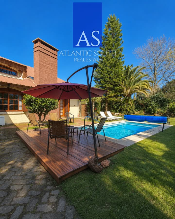 Casa con dos unidades independientes + dependencia de servicio, gran jardín y piscina climatizada  Punta del Este