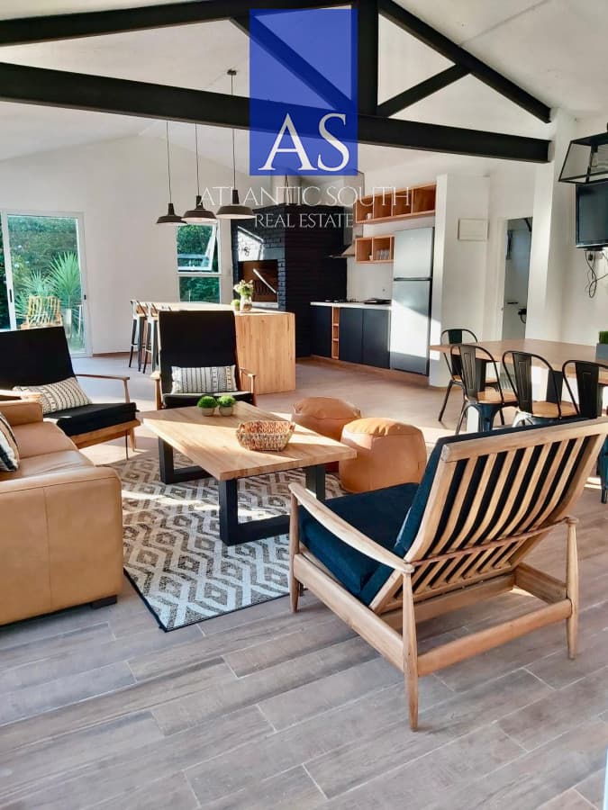 Casa de 4 dormitorios con piscina climatizada y dependencia en barrio Marly