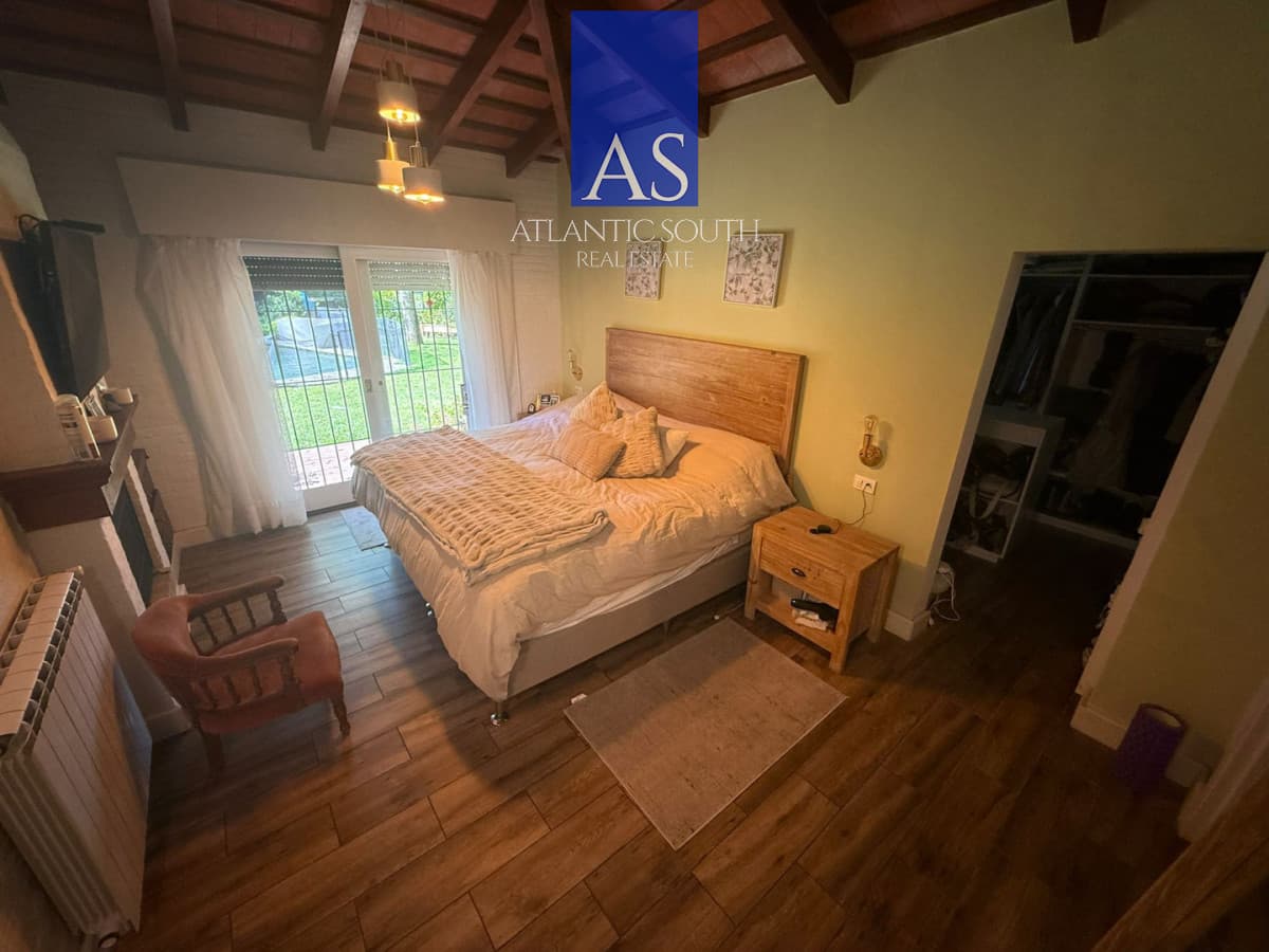 Casa de 4 dormitorios con piscina climatizada y barbacoa, sobre 1.250 m² de terreno en Punta del Este