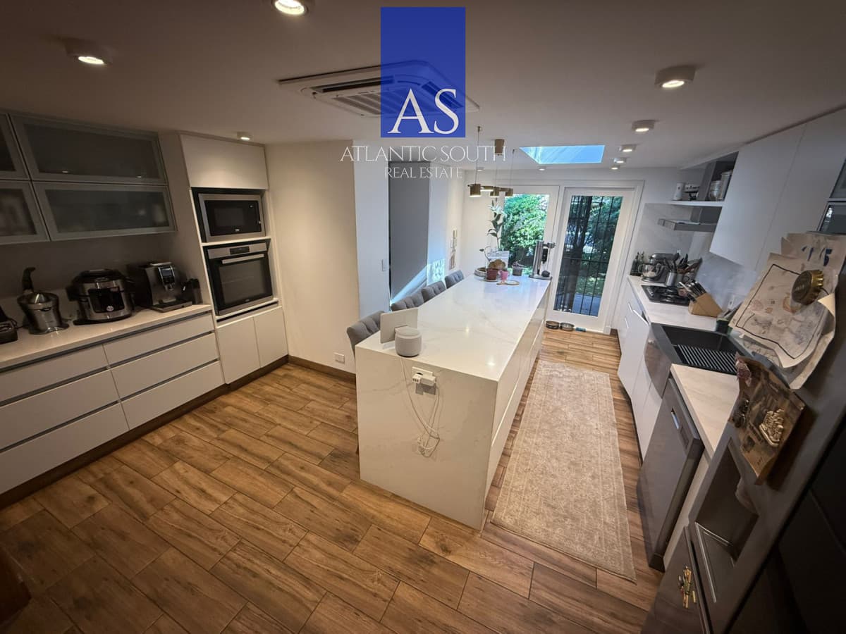 Casa de 4 dormitorios con piscina climatizada y barbacoa, sobre 1.250 m² de terreno en Punta del Este