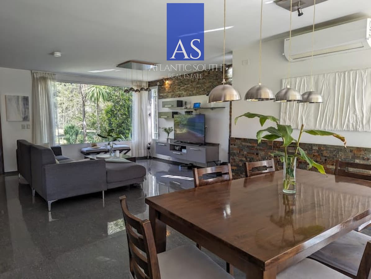 Casa de 4 dormitorios con piscina y amplio jardín en Punta del Este